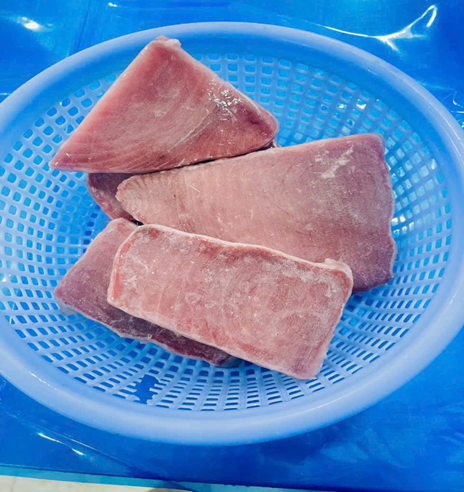 Frozen tuna steak cut from loin Skinless,Boneless (Thunnus albacares) Size:110-140 grs/pc